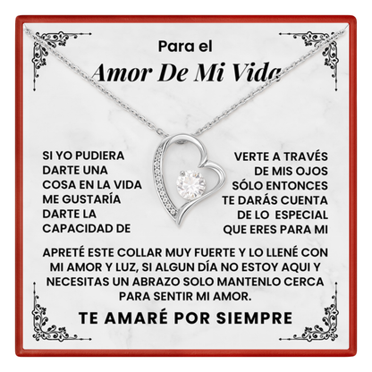 Heart-shaped necklace on a card with Spanish text