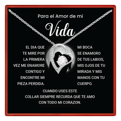 Vida Necklace with heart pendant on a black background with Spanish text