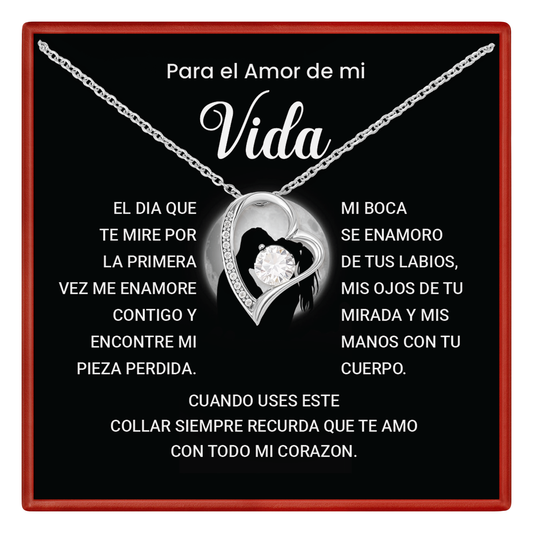 Vida Necklace with heart pendant on a black background with Spanish text